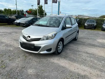 Gebraucht Toyota Yaris 90 PS (66 kW) 2013 Silber Kleinwagen