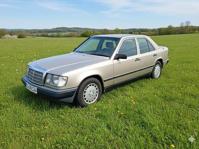 Gold Gebraucht 1986 Mercedes E260 Limousine | 4.900 €