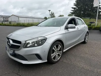 Gebraucht Mercedes A200 Urban 136 PS (100 kW) 2015 Polarsilber  metalliclack Limousine