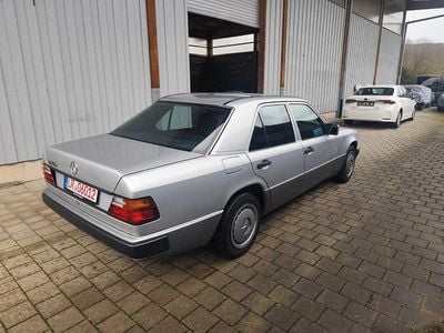 Usata Mercedes E220 150 CV (110 kW) 1993 Argento Berlina