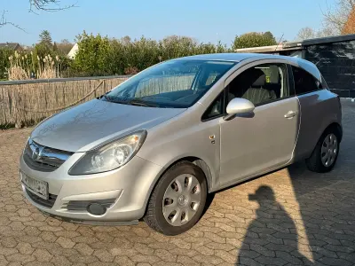 Usado Opel Corsa Edition 90 HP (66 kW) 2010 Prateado Citadino
