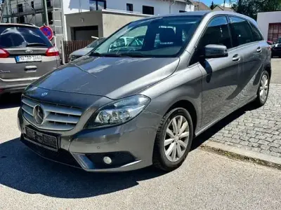 Gebraucht Mercedes B180 122 PS (89 kW) 2013 Mountaingrau Kleinwagen