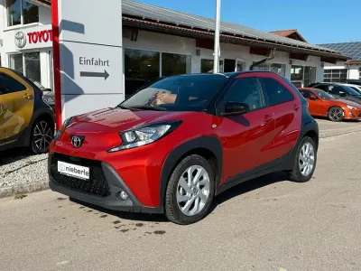 Gebraucht Toyota Aygo X Pulse 72 PS (52 kW) 2022 Rot SUV