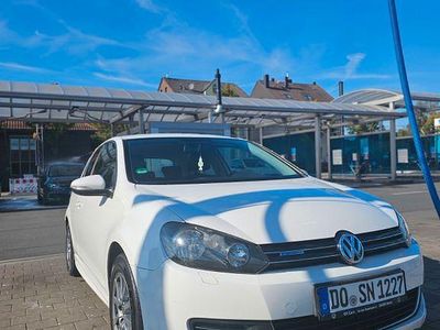 Gebraucht VW Golf VI 105 PS (77 kW) 2010 Weiß Kleinwagen