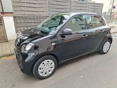 Używany Smart ForFour Electric Drive Passion 60 kW (82 KM) 2022 Czarny Sedan/Limuzyna