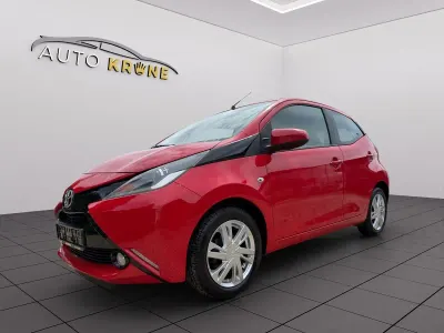 Używany Toyota Aygo X-wave 69 KM (50 kW) 2015 Czerwony Hatchback