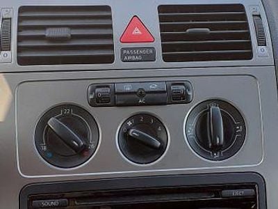 Gebraucht VW Touran Trendline 105 PS (77 kW) 2010 Orange Van / Kleinbus