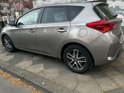 Usata Toyota Auris Hybrid 132 CV (97 kW) 2015 Oro Berlina