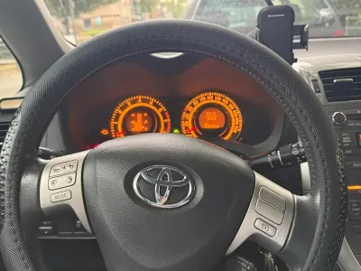 Gebraucht Toyota Auris 124 PS (91 kW) 2010 Weiß Kleinwagen