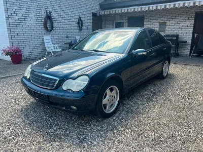 Usata Mercedes C180 129 CV (94 kW) 2002 Blu Berlina