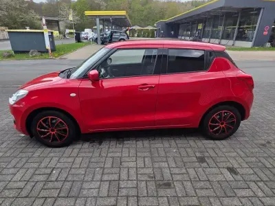 Używany Suzuki Swift Club 90 KM (66 kW) 2020 Czerwony Hatchback