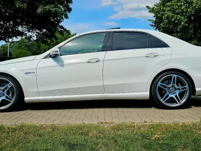Używany Mercedes E63 AMG AMG 525 KM (386 kW) 2010 Biały Sedan/Limuzyna