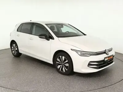 Używany VW Golf VIII Goal 150 KM (110 kW) 2025 Biały Sedan/Limuzyna
