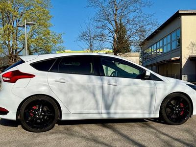 Begagnad Ford Focus Performance Edition 250 HK (183 kW) 2018 Vit Sedan