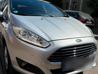 Gebraucht Ford Fiesta 101 PS (74 kW) 2013 Silber Kleinwagen