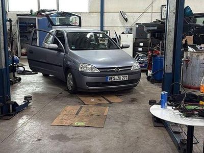Grau Gebraucht 2003 Opel Corsa Enjoy Limousine | 2.700 € (Etwas zu teuer)