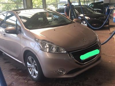 gebraucht Peugeot 208 Allure Silver-Blossom mit Panorama Dach