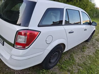 Gebraucht Opel Astra Selection 110 PS (80 kW) 2010 Weiß Kombi
