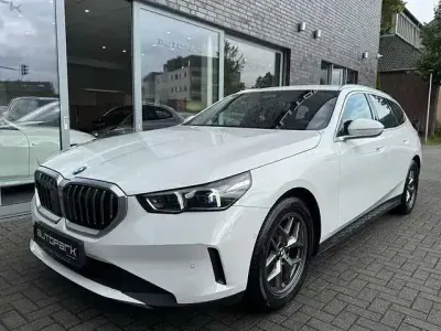 Gebraucht BMW 520 Sport Line 197 PS (144 kW) 2024 Weiß Kombi