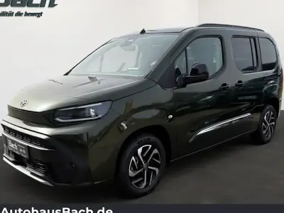 Nuova Toyota Proace Verso City 130 CV (95 kW) 2026 Verde Station wagon