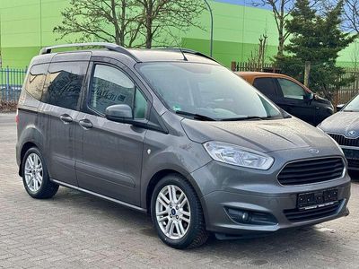 Gebraucht Ford Tourneo Courier Titanium 101 PS (74 kW) 2017 Magneticgrau (metallic) Van / Kleinbus