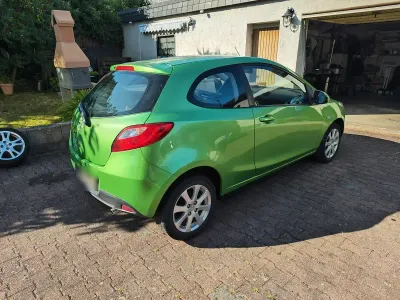 Gebraucht Mazda 2 74 PS (54 kW) 2010 Grün Kleinwagen