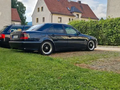 Używany Mercedes C180 122 KM (89 kW) 1998 Czarny Sedan/Limuzyna