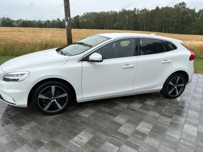 Gebraucht Volvo V40 R-Design 120 PS (88 kW) 2019 Weiß Limousine
