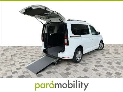 Gebraucht Ford Tourneo Titanium 114 PS (83 kW) 2023 Weiß Van / Kleinbus