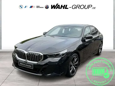 Neu BMW 530e M Sport 299 PS (219 kW) 2026 Sophistograu brillanteffekt me Limousine