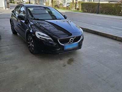 Gebraucht Volvo V40 Momentum 122 PS (89 kW) 2019 Schwarz Limousine