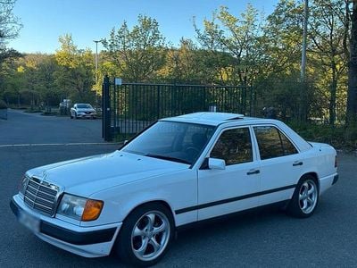 Second-hand Mercedes E230 132 CP (97 kW) 1988 Alb Berlinǎ