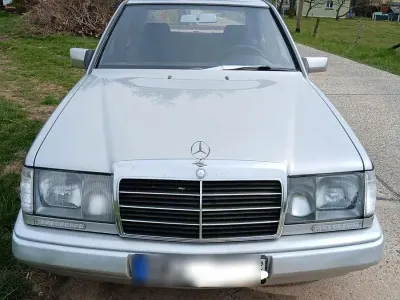 Gebraucht Mercedes E230 132 PS (97 kW) 1987 Silber Limousine