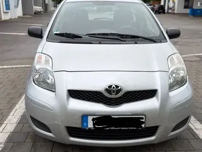 Gebraucht Toyota Yaris 105 PS (77 kW) 2011 Silber Kleinwagen