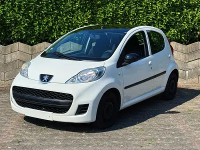 Gebraucht Peugeot 107 Urban Move 68 PS (50 kW) 2011 Weiß Kleinwagen