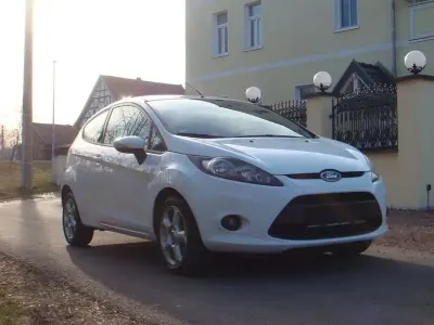 Gebraucht Ford Fiesta Trend 60 PS (44 kW) 2011 Weiß Kleinwagen