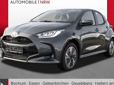 Neu Toyota Yaris Hybrid 116 PS (85 kW) 2025 Grau Limousine