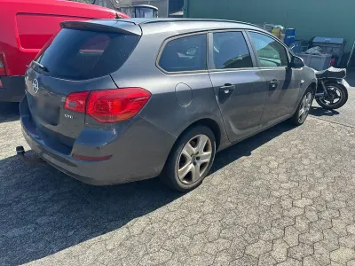 Gebraucht Opel Astra Design Edition 110 PS (80 kW) 2011 Grau Kombi