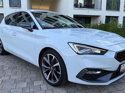 Używany Seat Leon FR 131 KM (96 kW) 2022 Biały Sedan/Limuzyna