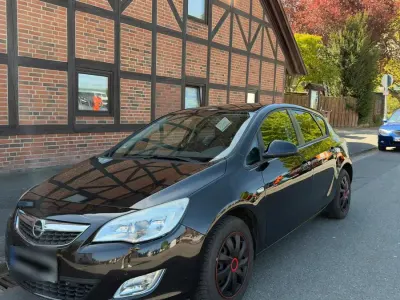 Usado Opel Astra 140 HP (102 kW) 2011 Preto Sedan