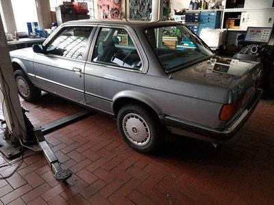 Używany BMW 320 129 KM (94 kW) 1986 Niebieski Sedan/Limuzyna