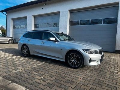 Silber Gebraucht 2021 BMW 320e Sport Line Kombi | 19.900 € (Fairer Preis)