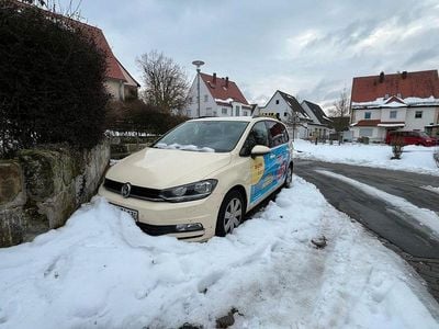 Gelb Gebraucht 2016 VW Touran Comfortline Van / Kleinbus | 5.999 €