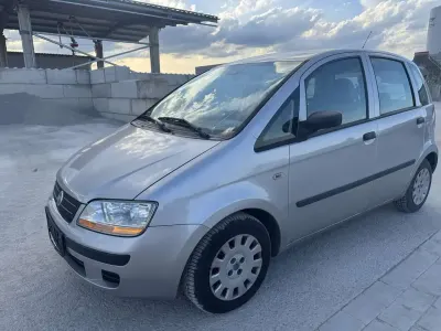 Usado Fiat Idea Active 80 CV (58 kW) 2005 Plateado Monovolumen