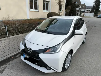 Gebraucht Toyota Aygo X-play 69 PS (50 kW) 2016 Weiß Kleinwagen