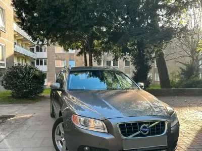 Usata Volvo V70 175 CV (128 kW) 2011 Oro Station wagon