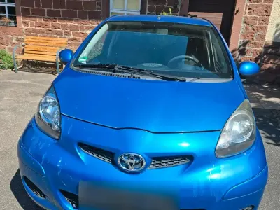 Gebraucht Toyota Aygo 68 PS (50 kW) 2011 Blau Kleinwagen