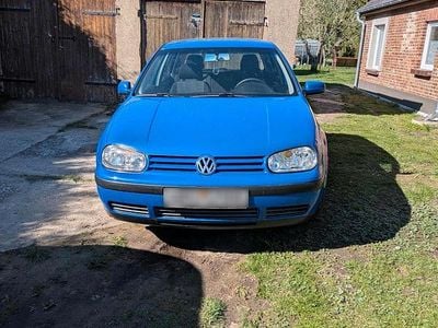 Usata VW Golf IV 104 CV (76 kW) 2001 Blu Utilitaria