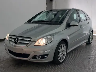 Gebraucht Mercedes B180 Sport 109 PS (80 kW) 2011 Silber Van / Kleinbus