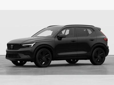 Neu Volvo XC40 Plus 163 PS (119 kW) 2025 Schwarz (onyx black / metallic) SUV